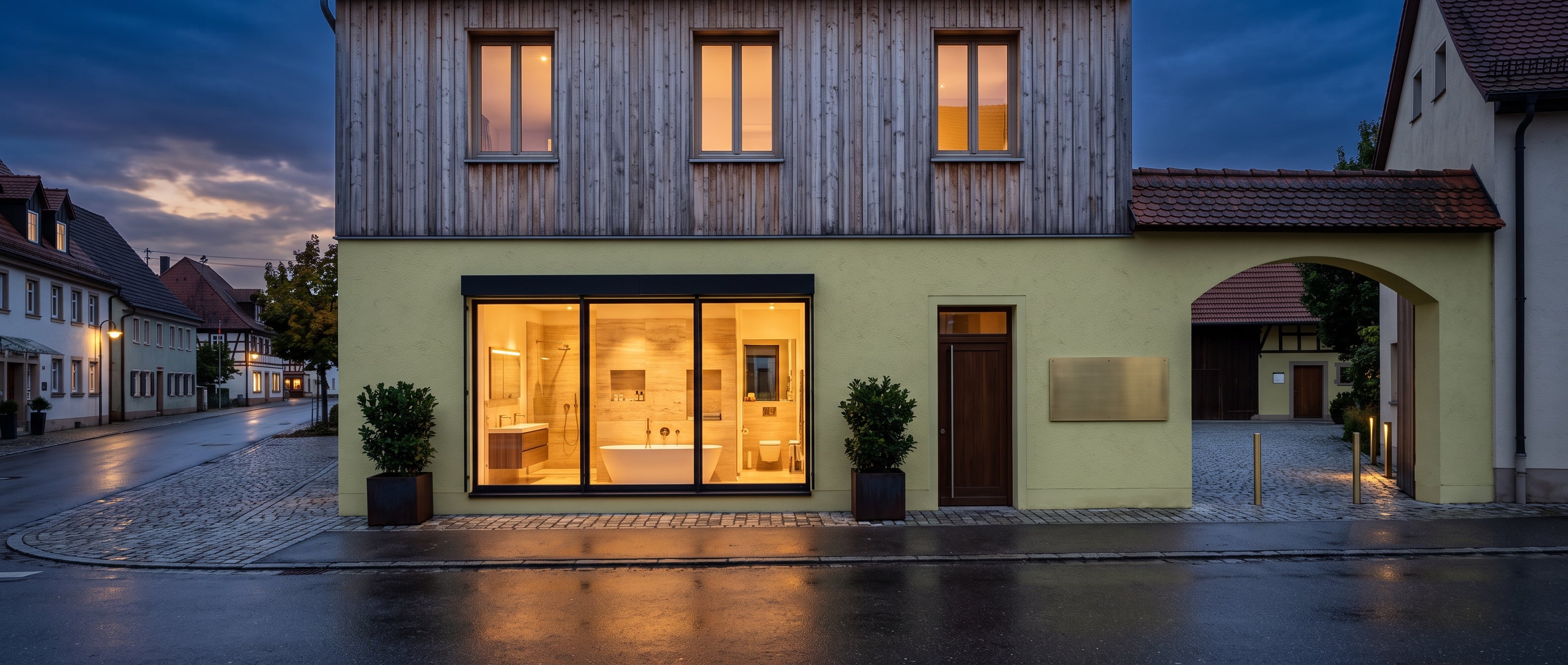 Betriebsgebäude von Lechner Haustechnik an der Nürnberger Straße mit Hofeinfahrt und Schaufenster der Ausstellung.